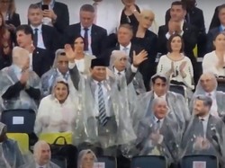 Momen Prabowo Pakai Jas Hujan Nonton Opening Ceremony Olimpiade 2024
