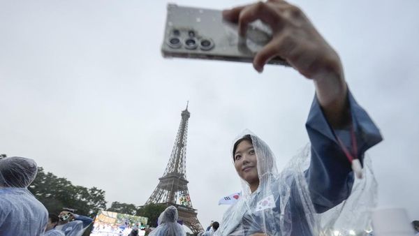 Meriah Parade Atlet Meski Pembukaan Olimpiade Paris Diguyur Hujan Deras