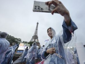 Meriah Parade Atlet Meski Pembukaan Olimpiade Paris Diguyur Hujan Deras Meriah Parade Atlet Meski Pembukaan Olimpiade Paris Diguyur Hujan Deras