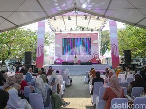 Nonton Aksi Melukis di Pasir di Audisi Emeron Hijab Hunt 2024 Nonton Aksi Melukis di Pasir di Audisi Emeron Hijab Hunt 2024