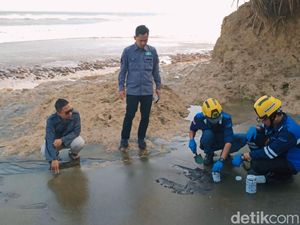Menanti Hasil Uji Lab Cairan Hitam Pekat di Perairan Batu Penganten Menanti Hasil Uji Lab Cairan Hitam Pekat di Perairan Batu Penganten