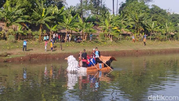 Sebanyak 32 perahu yang terbuat dari botol bekas dipamerkan dalam Festival Cinta Lingkungan (CiLung) 2024 yang digelar DLH DKI Jakarta. (Belia/detikcom)