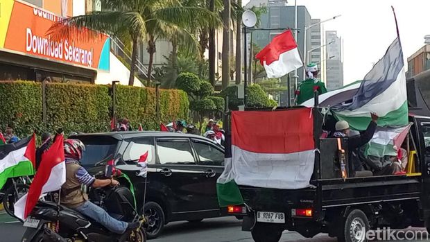 Sejumlah elemen masyarakat melakukan konvoi bermotor dalam aksi bela Palestina. Konvoi dimulai dari Masjid Agung Al-Azhar hingga berakhir di JIEXPO Kemayoran. (dok Polres Jakpus)