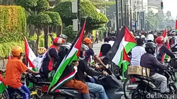 Sejumlah elemen masyarakat melakukan konvoi bermotor dalam aksi bela Palestina. Konvoi dimulai dari Masjid Agung Al-Azhar hingga berakhir di JIEXPO Kemayoran. (dok Polres Jakpus)