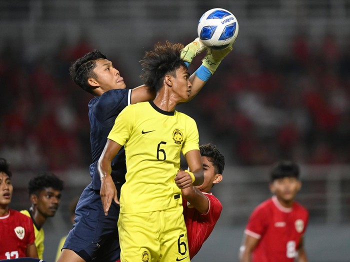 Babak pertama semifinal Piala AFF U-19 2024 antara Indonesia vs Malaysia sudah selesai. Garuda Muda dan Harimau Muda masih imbang 0-0. Duel berlangsung di Stadion Gelora Bung Tomo, Surabaya, Jawa Timur, Sabtu (27/7/2024).
