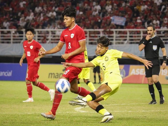 Babak pertama semifinal Piala AFF U-19 2024 antara Indonesia vs Malaysia sudah selesai. Garuda Muda dan Harimau Muda masih imbang 0-0. Duel berlangsung di Stadion Gelora Bung Tomo, Surabaya, Jawa Timur, Sabtu (27/7/2024).