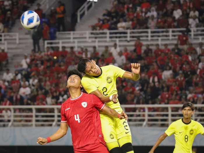 Babak pertama semifinal Piala AFF U-19 2024 antara Indonesia vs Malaysia sudah selesai. Garuda Muda dan Harimau Muda masih imbang 0-0. Duel berlangsung di Stadion Gelora Bung Tomo, Surabaya, Jawa Timur, Sabtu (27/7/2024).