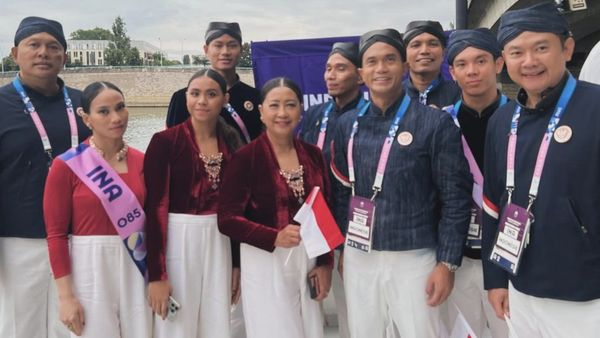 Foto: Gaya Tim RI di Opening Olimpiade 2024, Berbalut Seragam Beskap dan Kebaya