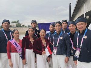 Foto: Gaya Tim RI di Opening Olimpiade 2024, Berbalut Seragam Beskap dan Kebaya