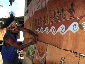 Suvenir Khas Papua, Lukisan Kulit Kayu dari Kampung Asei Besar