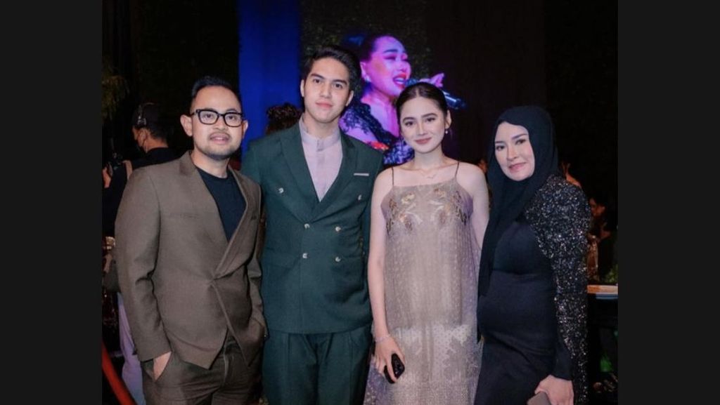 Foto Syifa Hadju & El Rumi di Nikahan Aaliyah-Thariq, Digosipkan Sedang Dekat Foto Syifa Hadju & El Rumi di Nikahan Aaliyah-Thariq, Digosipkan Sedang Dekat