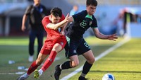 Semifinal Piala AFF U-19 mempertemukan Australia vs Thailand. Duel berlangsung di Stadion Gelora Bung Tomo, Surabaya, Sabtu (27/7/2024) sore WIB.