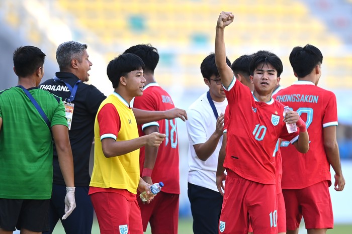 Thailand ke Final Piala AFF U-19 2024! Thailand berhasil menyabet tiket ke final Piala AFF U-19 2024. Negeri Gajah Putih lolos setelah menaklukkan Australia 1-0 meski sempat tampil 10 pemain. Duel berlangsung di Stadion Gelora Bung Tomo, Surabaya, Sabtu (27/7/2024) sore WIB.
