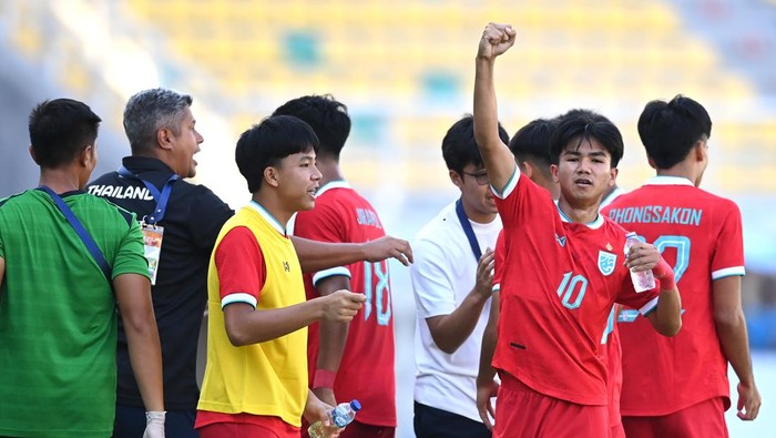 Thailand berhasil menyabet tiket ke final Piala AFF U-19 2024. Negeri Gajah Putih lolos setelah menaklukkan Australia 1-0 meski sempat tampil 10 pemain. Duel berlangsung di Stadion Gelora Bung Tomo, Surabaya, Sabtu (27/7/2024) sore WIB.