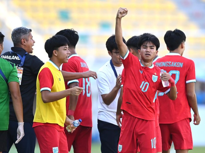 Thailand berhasil menyabet tiket ke final Piala AFF U-19 2024. Negeri Gajah Putih lolos setelah menaklukkan Australia 1-0 meski sempat tampil 10 pemain. Duel berlangsung di Stadion Gelora Bung Tomo, Surabaya, Sabtu (27/7/2024) sore WIB.