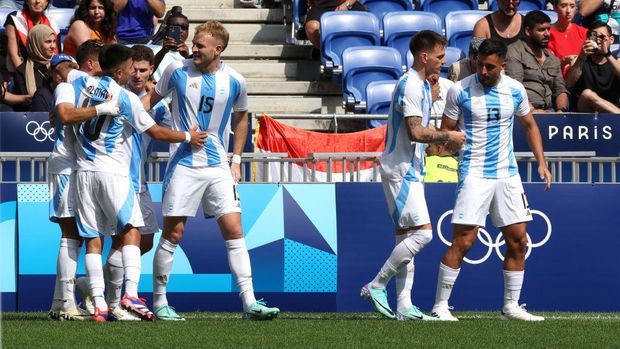 LYON, FRANCE - JULY 27: Luciano Gondou #15 of Team Argentina celebrates scoring his team's second goal during the Men's group B match between Argentina and Iraq during the Olympic Games Paris 2024 at Stade de Lyon on July 27, 2024 in Lyon, France. (Photo by Claudio Villa/Getty Images)