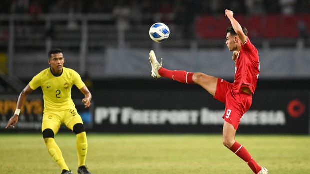 Pesepak bola Timnas Indonesia Jens Raven (kanan) menendang bola dengan dikawal pesepak bola Timnas Malaysia Muhamad Ridzwan Bin Rosli (kiri) dalam pertandingan semifinal Piala ASEAN U-19 Boys Championship atau AFF U-19 di Stadion Gelora Bung Tomo, Surabaya, Jawa Timur, Sabtu (27/7/2024). ANTARA FOTO/Sigid Kurniawan/tom.