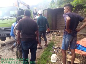 Truk Terbalik di Ende, Ibu-Anak Tewas Tertindih Truk Terbalik di Ende, Ibu-Anak Tewas Tertindih