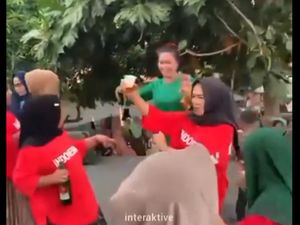 Gegayaan Ibu-ibu Berhijab di Jeneponto Minum Miras saat Pesta Nikah Gegayaan Ibu-ibu Berhijab di Jeneponto Minum Miras saat Pesta Nikah