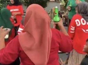 6 Emak-emak yang Asyik Tenggak Miras di Hajatan Diamankan Polisi 6 Emak-emak yang Asyik Tenggak Miras di Hajatan Diamankan Polisi