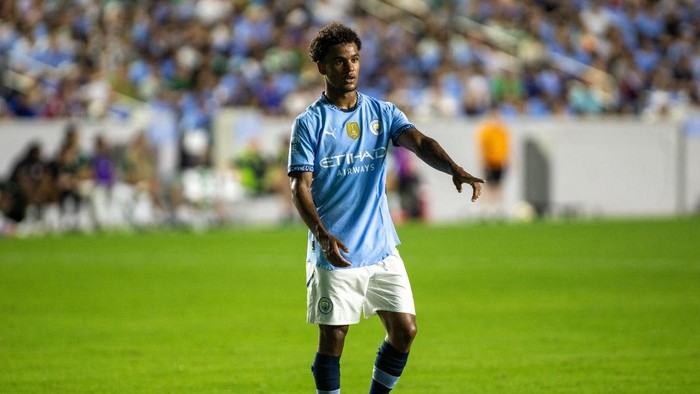 CHAPEL HILL, NORTH CAROLINA - JULY 23: Oscar Bobb #52 of Manchester City points out instructions during a match between Manchester City and Celtic at Kenan Stadium on July 23, 2024 in Chapel Hill, North Carolina. (Photo by Eston Parker/ISI Photos/Getty Images)
