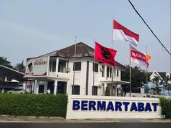 Bendera PDIP Berkibar di Posko Usai Edy Rahmayadi Salam Metal Bareng Hasto