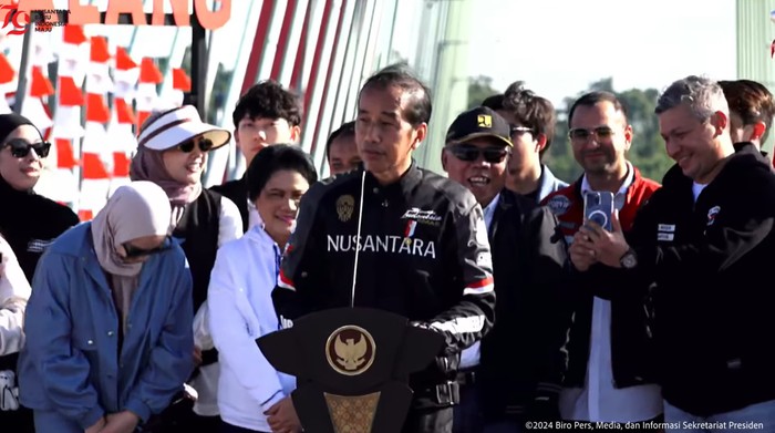 Foto: Presiden Jokowi meresmikan Jembatan Pulau Balang di Penajam Paser Utara, Kalimantan Timur sambil konvoi bareng artis dan para influencer (Foto: Tangkapan Layar YouTube Sekretariat Presiden) Foto: Presiden Jokowi meresmikan Jembatan Pulau Balang di Penajam Paser Utara, Kalimantan Timur sambil konvoi bareng artis dan para influencer (Foto: Tangkapan Layar YouTube Sekretariat Presiden)