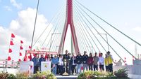 Jokowi Resmikan Jembatan Penghubung Balikpapan-IKN, Sambil Motoran