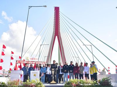 Jokowi Resmikan Jembatan Penghubung Balikpapan-IKN, Sambil Motoran