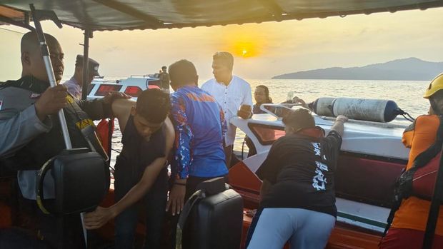 Jumlah Penumpang Kapal Tenggelam di Anambas Bertambah Petugas Sar gabungan melakukan evakuasi penumpang Kapal KM. Samarinda Tenggelam di perairan Matak Kabupaten Kepulauan Anambas Kepri, pada Jum'at (26/7) lalu.