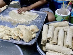 Ada Kampung Lumpia di Surabaya, Sehari Bisa Produksi 10 Ribu Biji