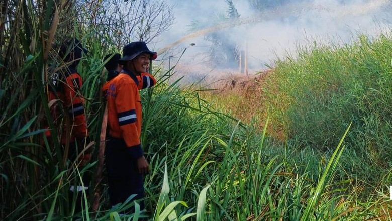 2 Hektare Lahan Semak Belukar di Desa Sungai Rambutan Ogan Ilir Terbakar