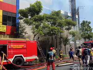 Kebakaran Rumah Kosong di Kertajaya Surabaya, Jalan Ditutup Kebakaran Rumah Kosong di Kertajaya Surabaya, Jalan Ditutup