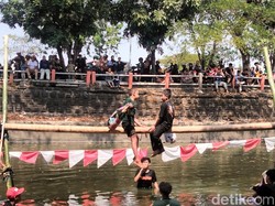 Serunya Lomba Kepruk Bantal di Surabaya Sambut HUT RI