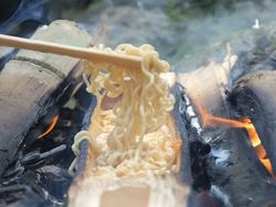 Masak Mie Instan di Hutan, Orang Korea Ini Gunakan Bambu dan Air Kelapa Masak Mie Instan di Hutan, Orang Korea Ini Gunakan Bambu dan Air Kelapa