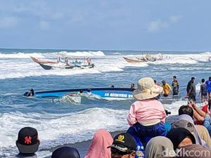 Insiden Perahu Terbalik Warnai Larung Kambing Kendit di Pantai Genjik Insiden Perahu Terbalik Warnai Larung Kambing Kendit di Pantai Genjik