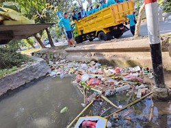 Dinas PUPR Denpasar Kumpulkan 100 Ton Sampah dari Drainase dan Sungai