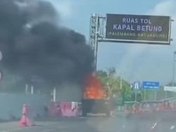 Pikap Bawa Sepeda Listrik Hangus Terbakar di Pintu Tol Palembang-Kayuagung
