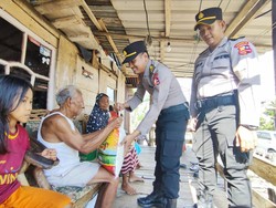 Polisi di Makassar Cegah Kejahatan dengan Berbagi ke Warga Kurang Mampu
