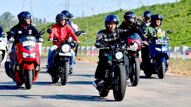 Presiden Jokowi Widodo (Jokowi) meresmikan Jembatan Pulau Balang di Penajam Paser Utara, Kalimantan Timur. Jokowi hadir dalam peresmian infrastruktur IKN itu sambil konvoi bareng artis dan para influencer.