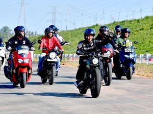 Motoran Bareng Artis Ibu Kota, Jokowi Jajal Tol IKN-Jembatan Pulau Balang Motoran Bareng Artis Ibu Kota, Jokowi Jajal Tol IKN-Jembatan Pulau Balang