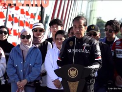 Jokowi Motoran Bareng Influencer Jajal Tol IKN