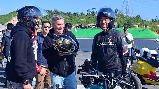 Presiden Jokowi mengatakan kondisi jalan tol dapat lebih dirasakan apabila menggunakan sepeda motor. Oleh karena itu, Presiden memilih mengendarai motor untuk meninjau langsung kondisi pembangunan jalan tol IKN (Foto: Muchlis Jr - Biro Pers Sekretariat Presiden) Presiden Jokowi mengatakan kondisi jalan tol dapat lebih dirasakan apabila menggunakan sepeda motor. Oleh karena itu, Presiden memilih mengendarai motor untuk meninjau langsung kondisi pembangunan jalan tol IKN (Foto: Muchlis Jr - Biro Pers Sekretariat Presiden)