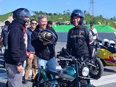 7 Foto Jokowi Ngaspal Bareng Artis di IKN Pakai Motor Custom RI-1 Hijau