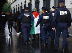 Ketegangan di Olimpiade 2024: Pria Berbendera Palestina Vs Pendukung Israel