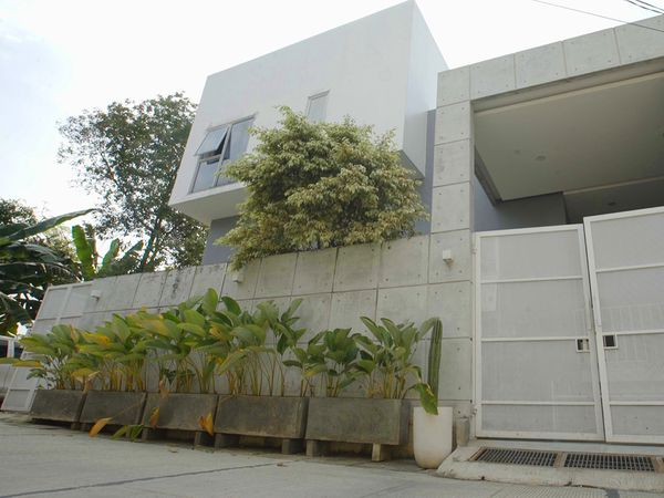Intip Isi Rumah Sebelah Makam yang Estetik, Ada Taman Indoornya!