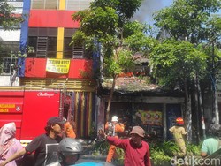 Rumah Terbakar di Kertajaya Bangunan Tua Tahun 1970-an