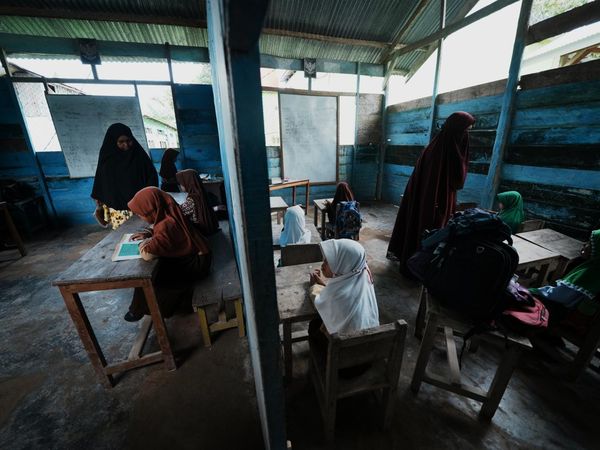 Sekolah di Suku Bajo Lapuk Dimakan Usia