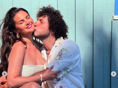 7 Foto Bucin Selena Gomez & Benny Blanco, Makin Mesra Meski Ditentang Fans