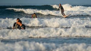 Serunya Taklukkan Ombak di Pantai Batukaras